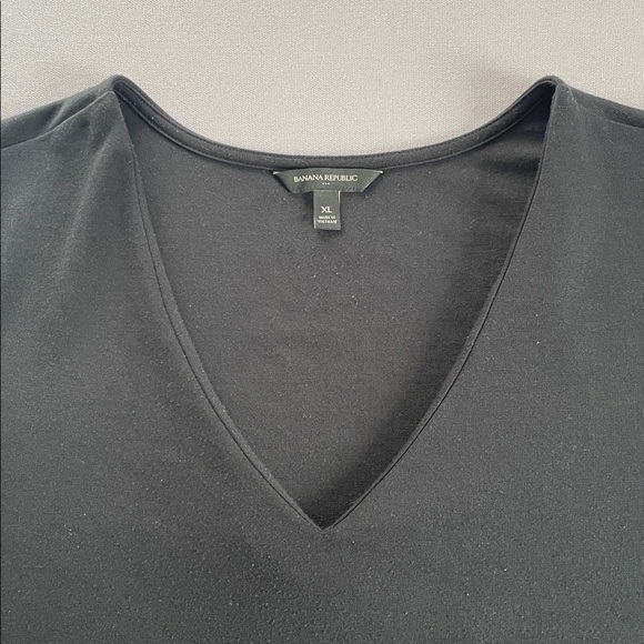 Banana Republic Short Sleeve V-Neck Tee - Picture 2 of 8
